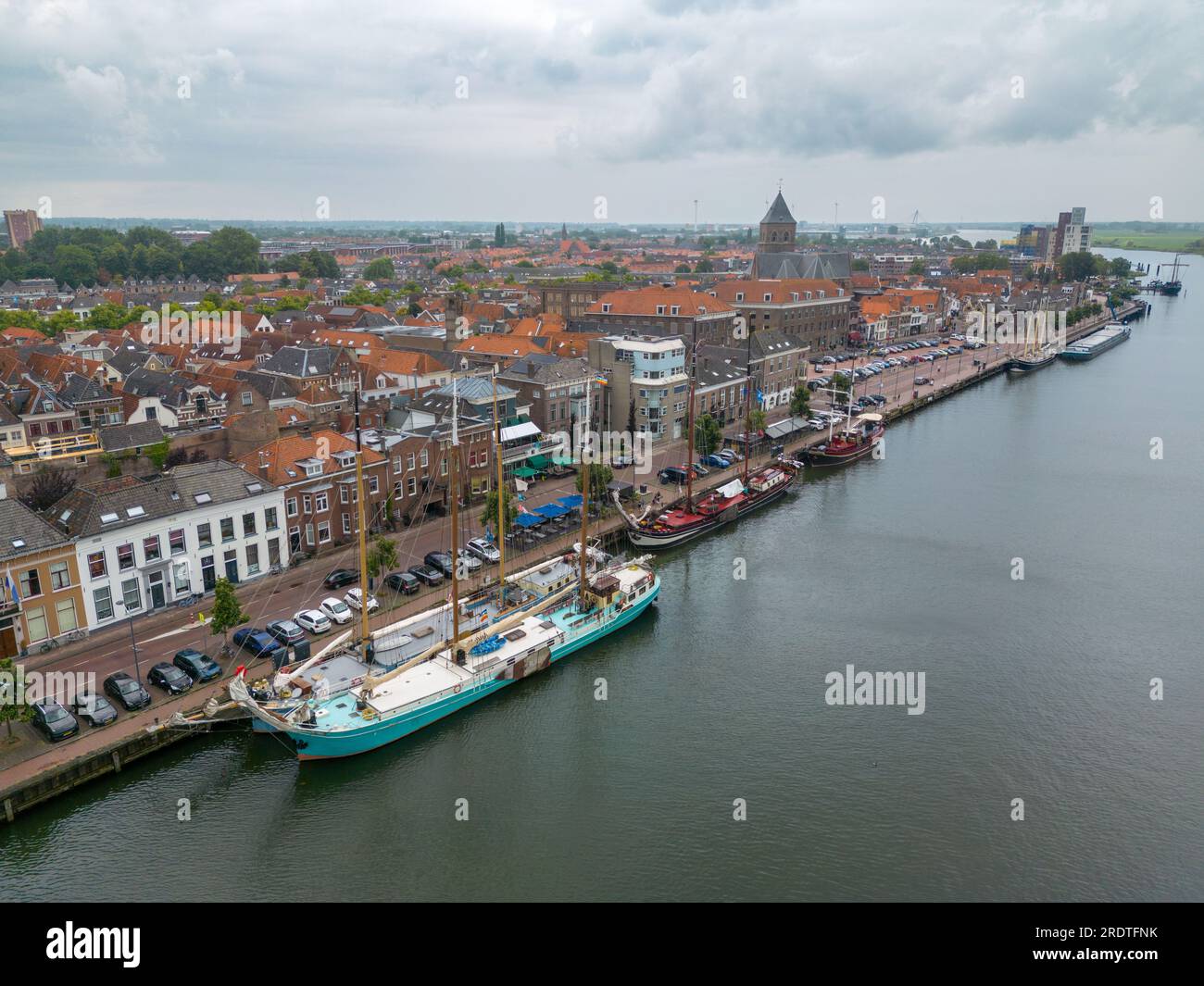 Luftdrohnenfoto der niederländischen Stadt Kampen in Overijssel. Dieses Bild zeigt die Skyline und das Ufer des Flusses Ijssel. Stockfoto