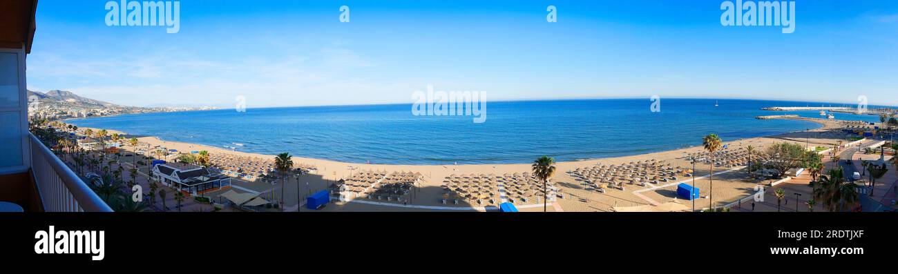 Panorama von Fuengirola an der Costa del Sol Spanien ist ein Resort mit langem Strand, Geschäften und allen Einrichtungen für Urlaubsspaß Stockfoto
