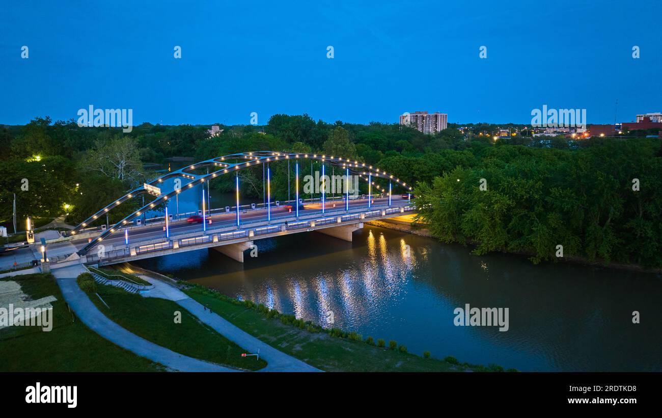 MLK-Brücke in der Dämmerung mit Nachtlichtern, die in die Headwaters Park-Antenne führen Stockfoto