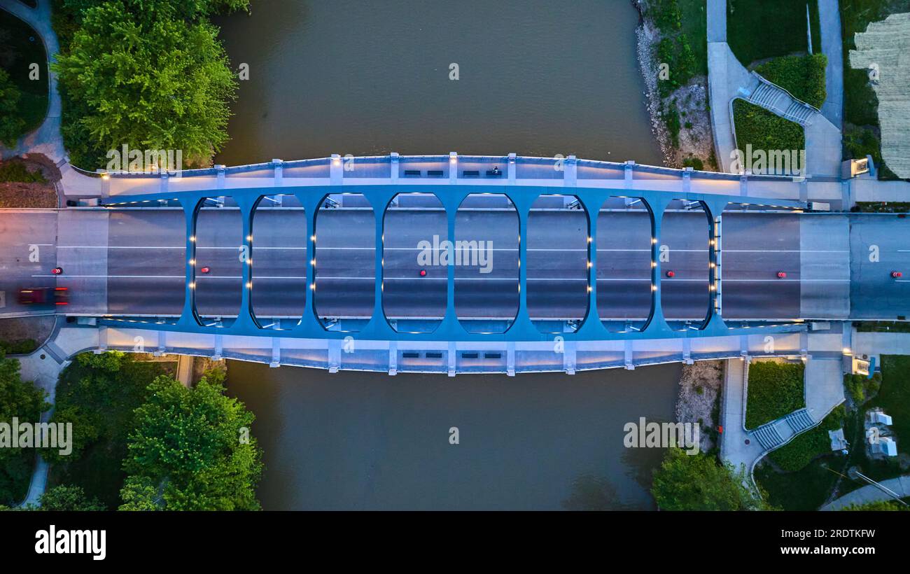 MLK-Brücke, nach unten gerichtete Antenne in der Dämmerung mit Lichtern und Auto Stockfoto