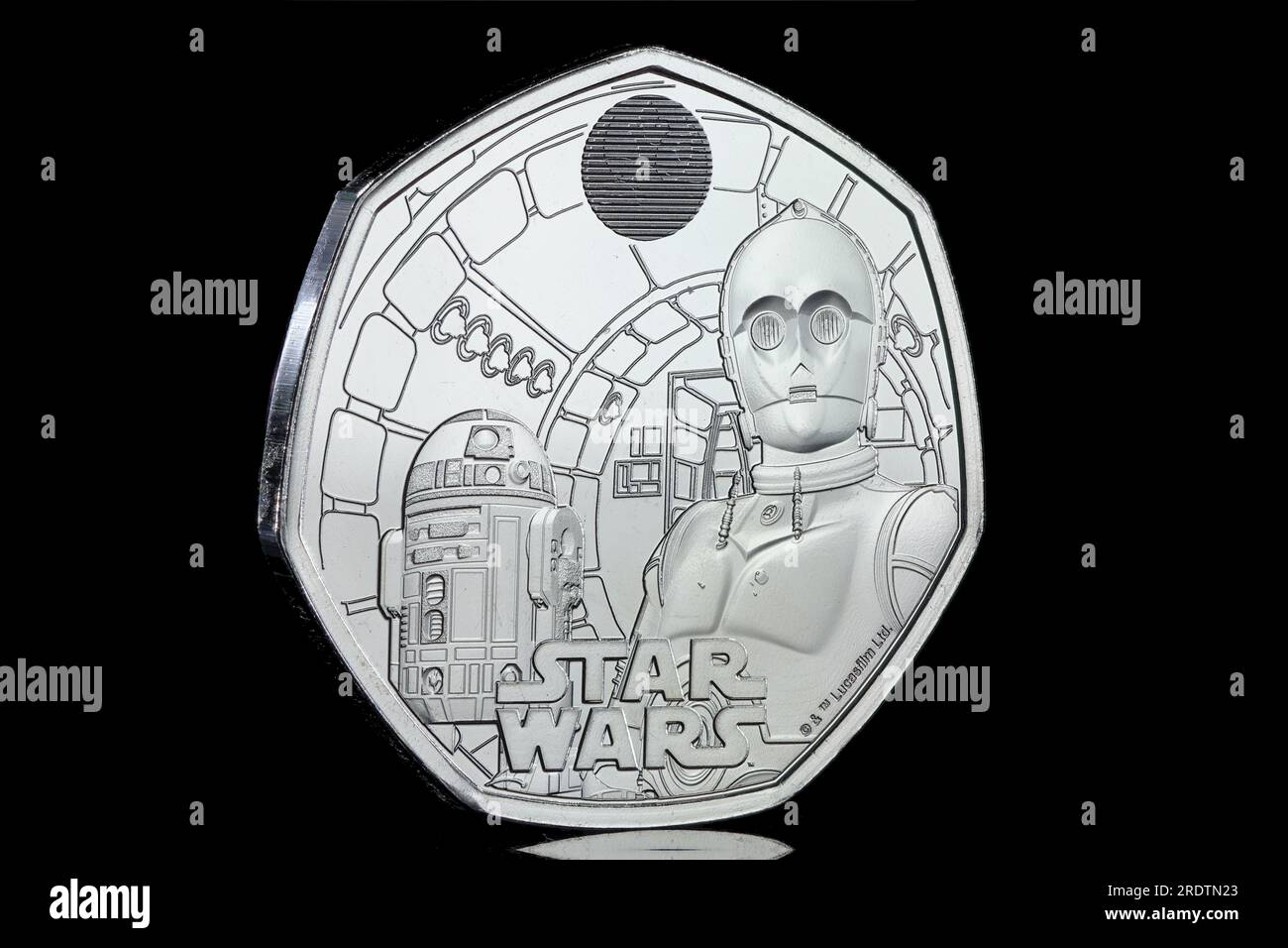 2023 Star Wars 50p-Münze mit R2-D2 & C-3PO und König Karl III. Auf der Vorderseite. Stockfoto