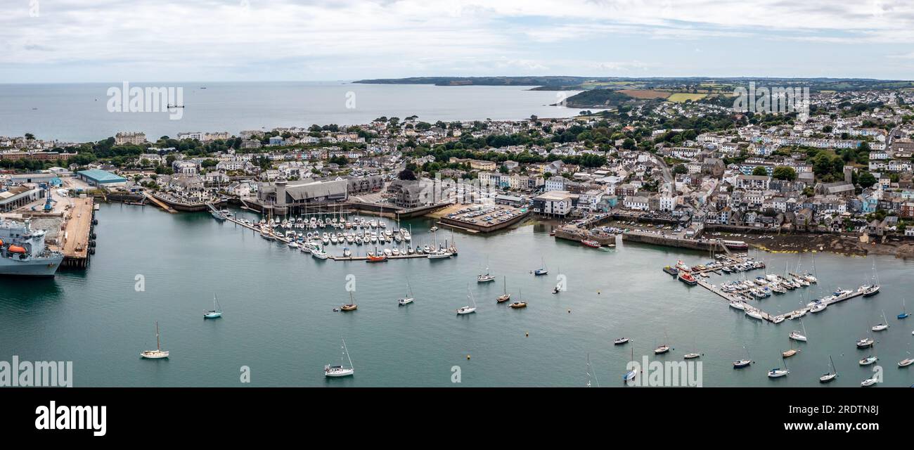 FALMOUTH, CORNWALL, GROSSBRITANNIEN - 5. JULI 2023. Panoramablick aus der Vogelperspektive auf die Docks und den Hafen in Falmouth mit Anlegestelle für Hilfsschiffe der Royal Navy Fleet Stockfoto