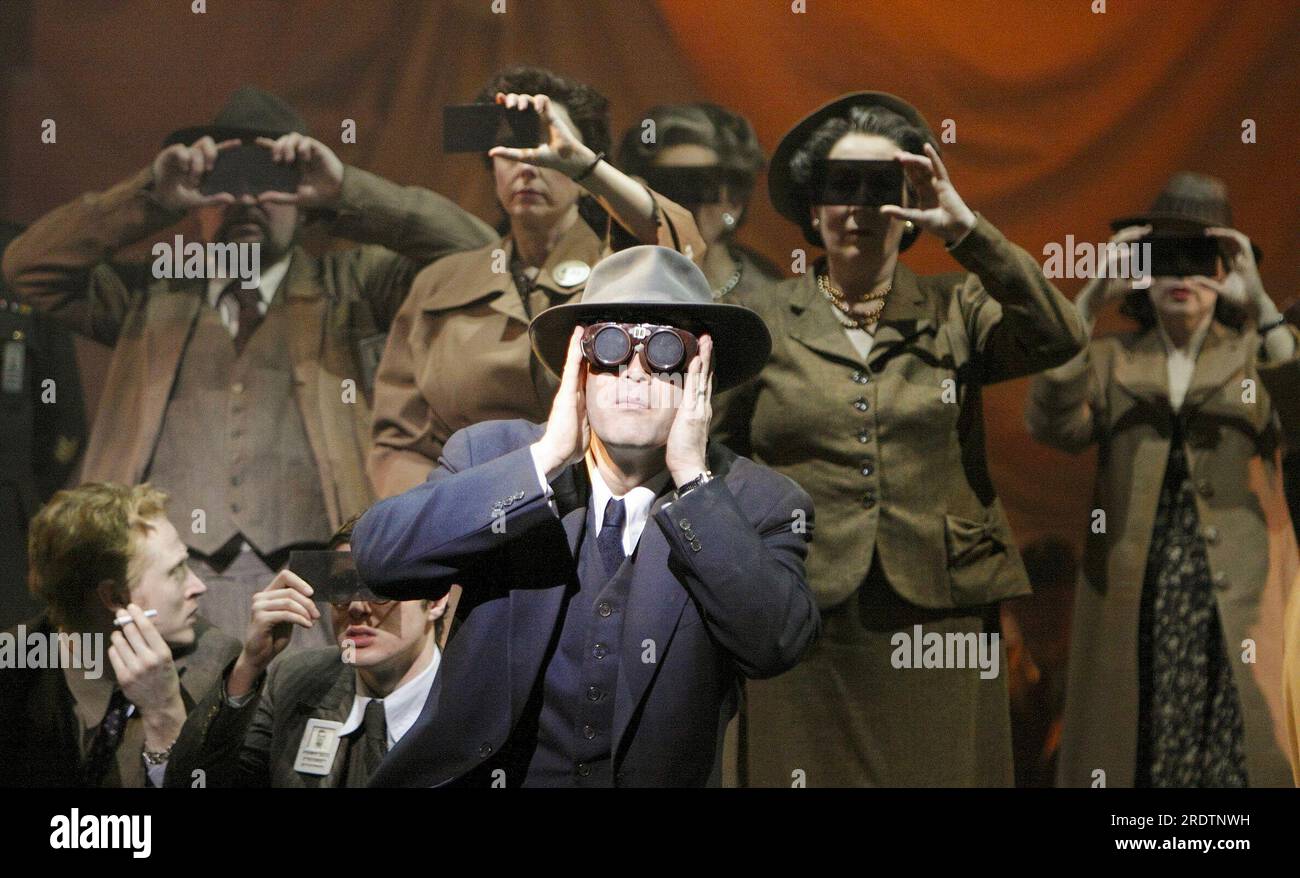 Warten auf den Test: Gerald Finley (J. Robert Oppenheimer) in DOCTOR ATOMIC an der English National Opera (ENO), London Coliseum WC2 25/02/2009, Koproduktion mit der Metropolitan Opera, New Yorker Musik: John Adams libretto: Peter Sellars Dirigent: Lawrence Renes Set Design: Julian Crouch Kostüme: Catherine Zuber Beleuchtungsdirektor: Brian Macitt Penny Woolcock Stockfoto