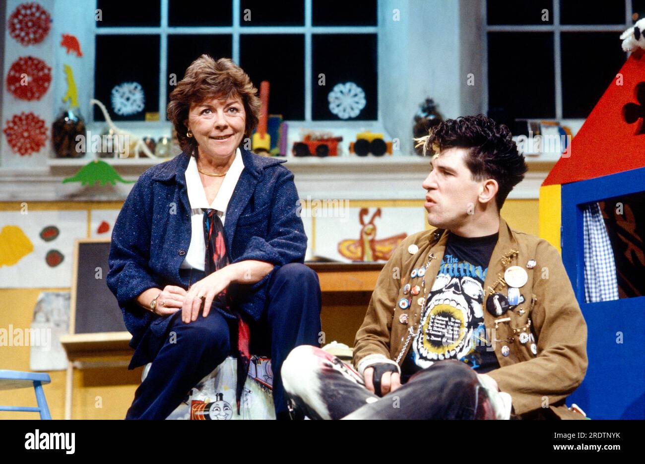 Dorothy Tutin (Joyce), Peter-Hugo Daly (Kevin) in SETZEN SIE SICH BEQUEM? Von Sue Townsend im PalaceTheatre, Watford, England 11/02/1986 Design: Stewart Laing Regisseurin: Maria Aitkin Stockfoto