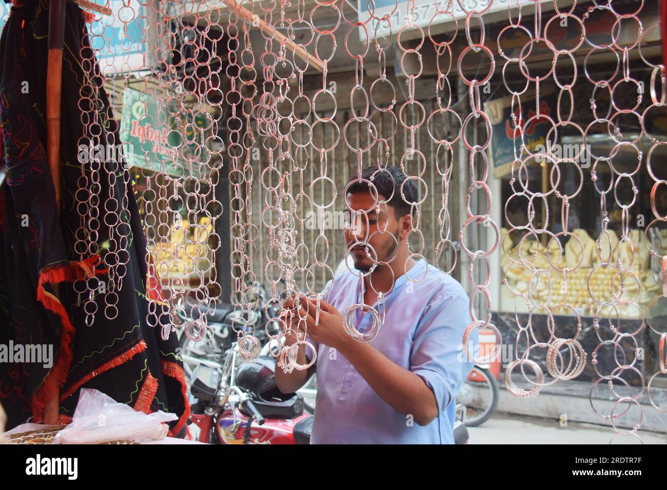 Rawalpindi, Punjab, Pakistan. 22. Juli 2023. Gläubige stöbern durch religiöse Symbole während des heiligen Monats Muharram, während sich die Schiiten auf den religiösen Monat Muharram in Rawalpindi vorbereiten. (Kreditbild: © Raja Imran Bahader/Pacific Press via ZUMA Press Wire) NUR REDAKTIONELLE VERWENDUNG! Nicht für den kommerziellen GEBRAUCH! Stockfoto