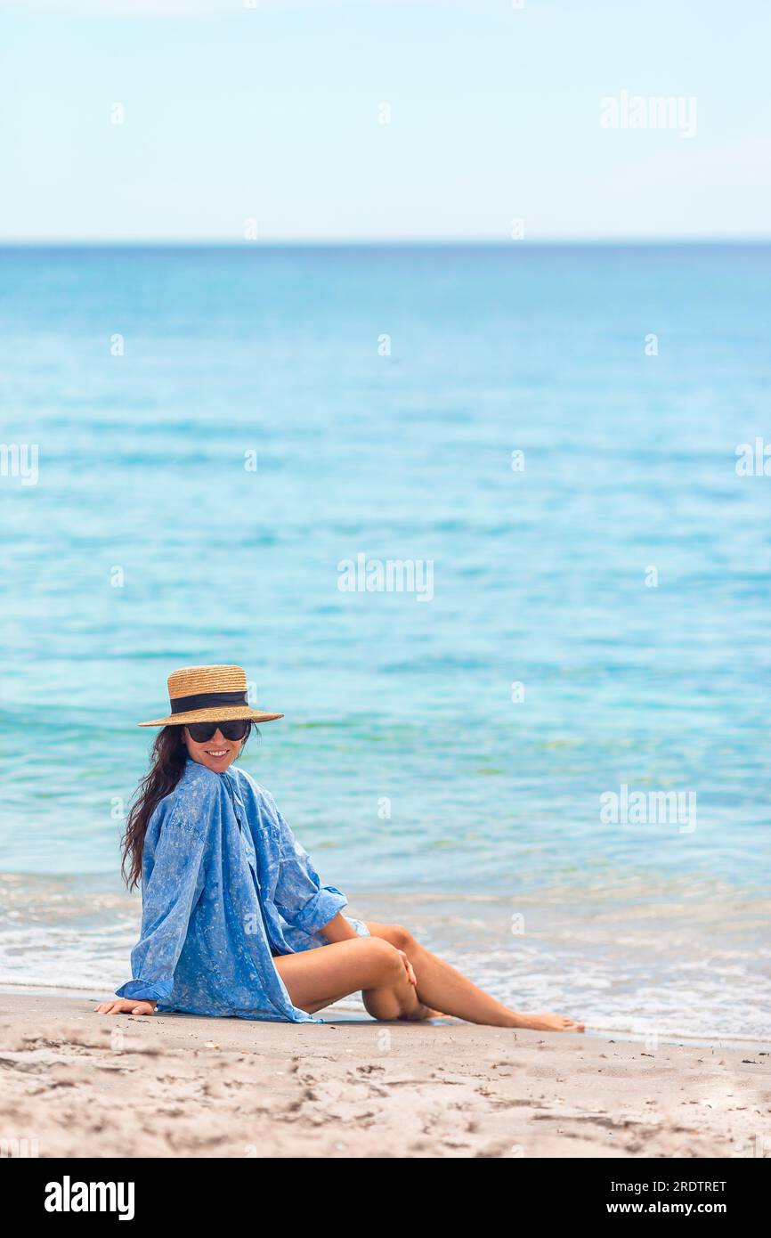 Junge Frau am Strand in den Sommerferien Stockfoto