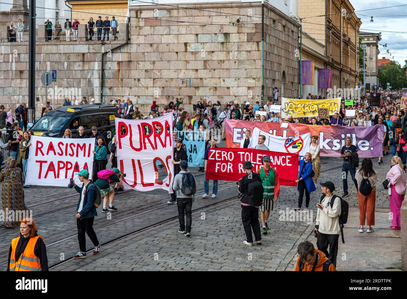 Null Toleranz! Rassisten aus der Regierung, Demonstrationsteilnehmer und Banner auf Snellmaninkatu in Helsinki, Finnland. Stockfoto