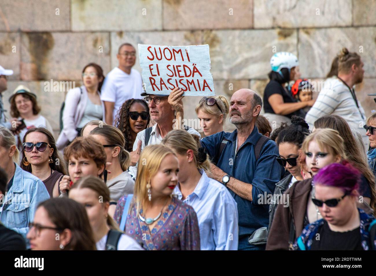 Suomi ei siedä rasismia. Demonstranten halten ein handgemachtes Schild in Nollatoleranssi! Rasistit ulos hallituksesta-Demonstration in Helsinki, Finnland. Stockfoto
