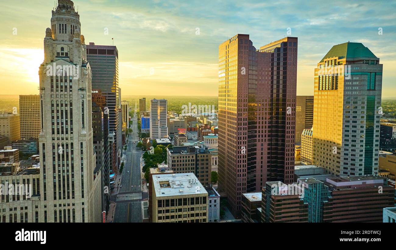 Der Leveque Tower und der Vern Riffe State Office Tower bei Sonnenaufgang mit goldenem Licht Stockfoto