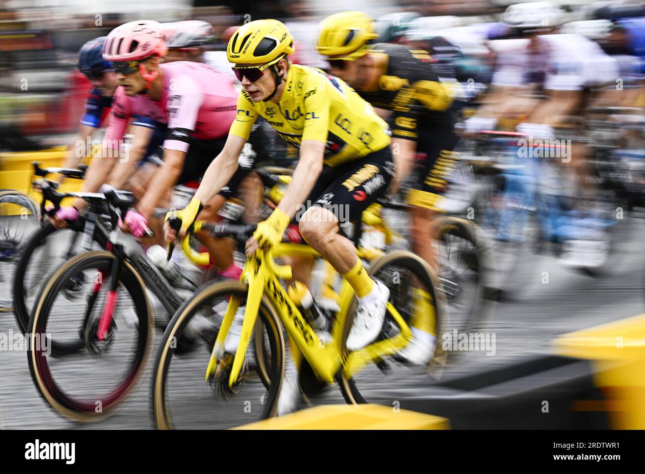 Paris, Frankreich. 23. Juli 2023. Dänischer Jonas Vingegaard von Jumbo-Visma in Aktion während der 21. Und letzten Etappe des Radrennens Tour de France, von Saint-Quentin-en-Yvelines nach Paris, Frankreich, Sonntag, den 23. Juli 2023. Die diesjährige Tour de France findet vom 01. Bis 23. Juli 2023 statt. BELGA FOTO JASPER JACOBS Kredit: Belga News Agency/Alamy Live News Stockfoto