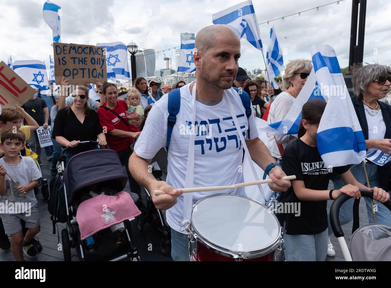 London, Großbritannien. 23. Juli 2023. Das jüdische Volk und seine Anhänger veranstalten eine Kundgebung zur Verteidigung der israelischen Demokratie und marschieren über die Tower Bridge, um gegen die Pläne der Koalitionsregierung des israelischen Premierministers Benjamin Netanjahu zu protestieren, das israelische Justizsystem zu reformieren, was laut Kritikern die Unabhängigkeit der Justiz und freie Regierungsentscheidungen von der rechtlichen Kontrolle untergräbt. Der marsch war auch solidarisch mit Tausenden Israelis, die nach Jerusalem marschierten, während sich die Knesset darauf vorbereitet, die "Doktrin der Angemessenheit" abzuschaffen, die eine gerichtliche Überprüfung von Regierungsentscheidungen ermöglicht. Kredit: Ron Fassbender/Alamy Live News Stockfoto
