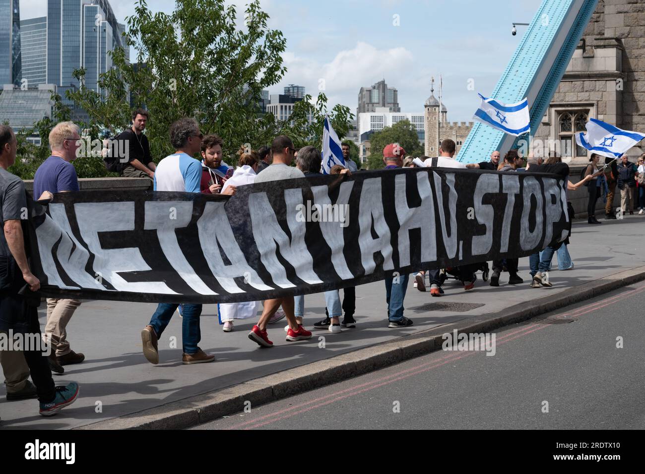 London, Großbritannien. 23. Juli 2023. Das jüdische Volk und seine Anhänger veranstalten eine Kundgebung zur Verteidigung der israelischen Demokratie und marschieren über die Tower Bridge, um gegen die Pläne der Koalitionsregierung des israelischen Premierministers Benjamin Netanjahu zu protestieren, das israelische Justizsystem zu reformieren, was laut Kritikern die Unabhängigkeit der Justiz und freie Regierungsentscheidungen von der rechtlichen Kontrolle untergräbt. Der marsch war auch solidarisch mit Tausenden Israelis, die nach Jerusalem marschierten, während sich die Knesset darauf vorbereitet, die "Doktrin der Angemessenheit" abzuschaffen, die eine gerichtliche Überprüfung von Regierungsentscheidungen ermöglicht. Kredit: Ron Fassbender/Alamy Live News Stockfoto