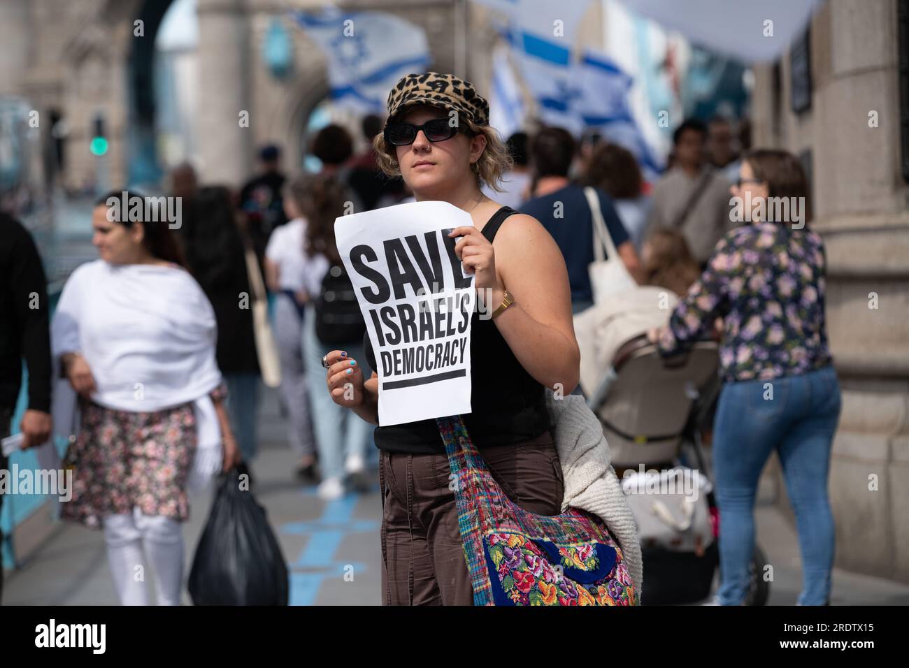 London, Großbritannien. 23. Juli 2023. Das jüdische Volk und seine Anhänger veranstalten eine Kundgebung zur Verteidigung der israelischen Demokratie und marschieren über die Tower Bridge, um gegen die Pläne der Koalitionsregierung des israelischen Premierministers Benjamin Netanjahu zu protestieren, das israelische Justizsystem zu reformieren, was laut Kritikern die Unabhängigkeit der Justiz und freie Regierungsentscheidungen von der rechtlichen Kontrolle untergräbt. Der marsch war auch solidarisch mit Tausenden Israelis, die nach Jerusalem marschierten, während sich die Knesset darauf vorbereitet, die "Doktrin der Angemessenheit" abzuschaffen, die eine gerichtliche Überprüfung von Regierungsentscheidungen ermöglicht. Kredit: Ron Fassbender/Alamy Live News Stockfoto