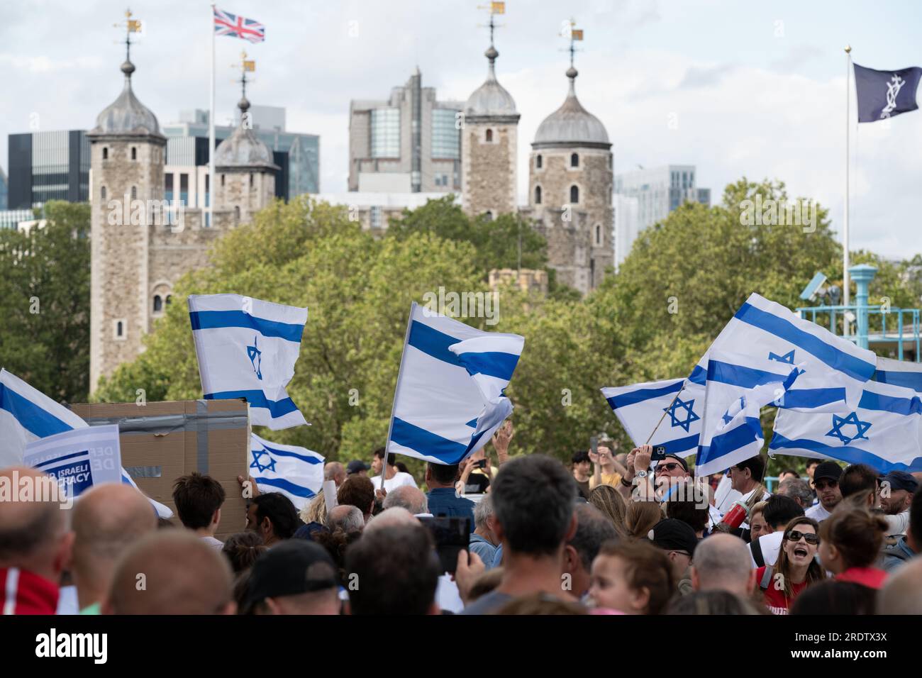London, Großbritannien. 23. Juli 2023. Das jüdische Volk und seine Anhänger veranstalten eine Kundgebung zur Verteidigung der israelischen Demokratie und marschieren über die Tower Bridge, um gegen die Pläne der Koalitionsregierung des israelischen Premierministers Benjamin Netanjahu zu protestieren, das israelische Justizsystem zu reformieren, was laut Kritikern die Unabhängigkeit der Justiz und freie Regierungsentscheidungen von der rechtlichen Kontrolle untergräbt. Der marsch war auch solidarisch mit Tausenden Israelis, die nach Jerusalem marschierten, während sich die Knesset darauf vorbereitet, die "Doktrin der Angemessenheit" abzuschaffen, die eine gerichtliche Überprüfung von Regierungsentscheidungen ermöglicht. Kredit: Ron Fassbender/Alamy Live News Stockfoto