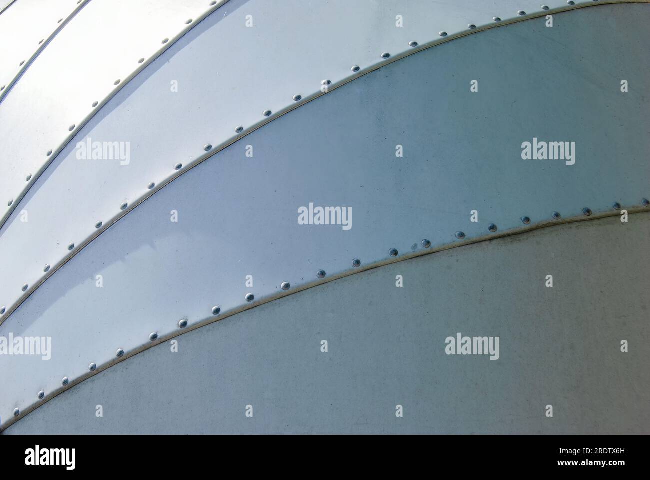 Perspektivische Ansicht Nahaufnahme der Steckdose des Wohnmobils, die an  einem stationären weißen Wohnmobil befestigt ist Stockfotografie - Alamy