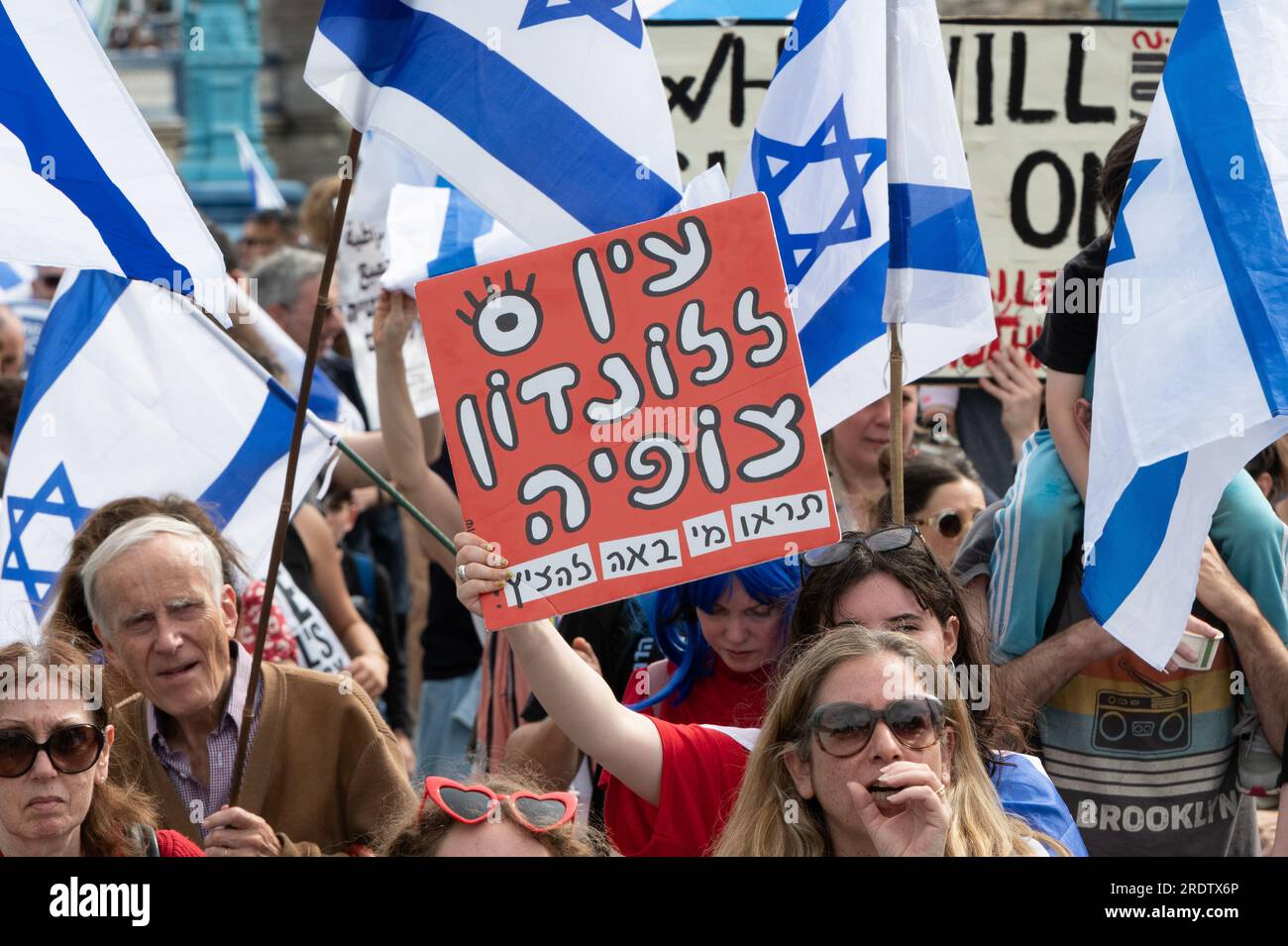 London, Großbritannien. 23. Juli 2023. Das jüdische Volk und seine Anhänger veranstalten eine Kundgebung zur Verteidigung der israelischen Demokratie und marschieren über die Tower Bridge, um gegen die Pläne der Koalitionsregierung des israelischen Premierministers Benjamin Netanjahu zu protestieren, das israelische Justizsystem zu reformieren, was laut Kritikern die Unabhängigkeit der Justiz und freie Regierungsentscheidungen von der rechtlichen Kontrolle untergräbt. Der marsch war auch solidarisch mit Tausenden Israelis, die nach Jerusalem marschierten, während sich die Knesset darauf vorbereitet, die "Doktrin der Angemessenheit" abzuschaffen, die eine gerichtliche Überprüfung von Regierungsentscheidungen ermöglicht. Kredit: Ron Fassbender/Alamy Live News Stockfoto