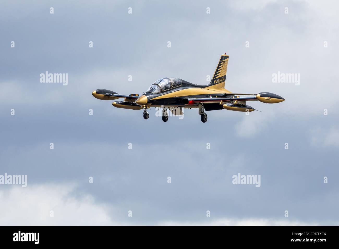 Fursan Al Emarat - Aermacchi MB-339, Ankunft in RAF Fairford für die Royal International Air Tattoo 2023. Stockfoto