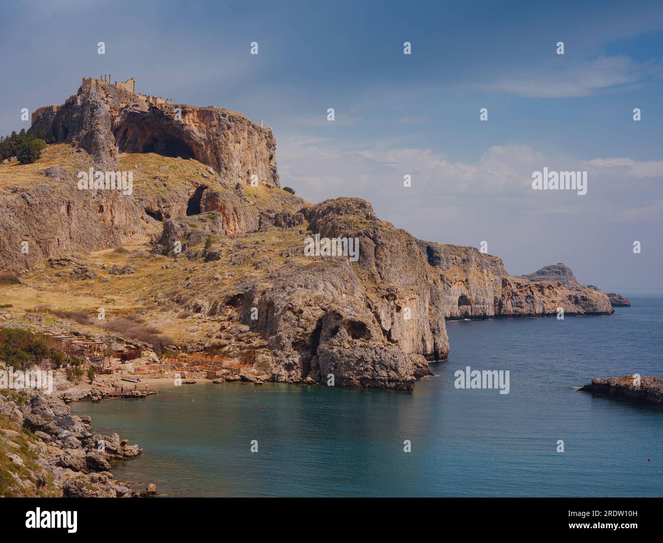 Rhodos, Griechenland. Lindos kleines, weiß getünchtes Dorf und die Akropolis, Landschaft der Insel Rhodos am Ägäischen Meer. St. Pauls Bay Stockfoto