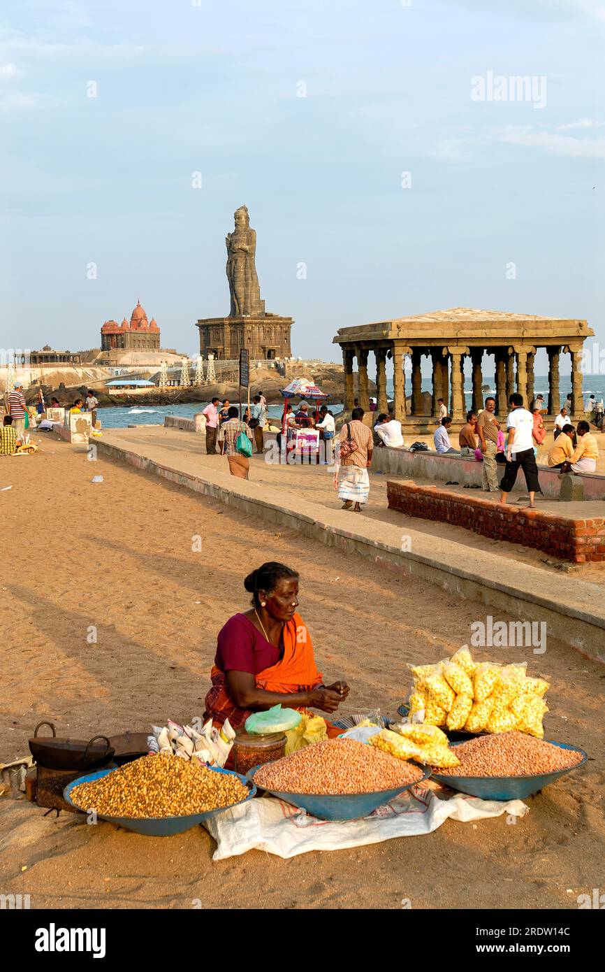 Ein kleiner Laden am Strand hinter dem Vivekananda Rock Memorial und der Statue des Tamil-Dichters Thiruvalluvar in Kanyakumari, Tamil Nadu, Südindien, Indien, Asien Stockfoto