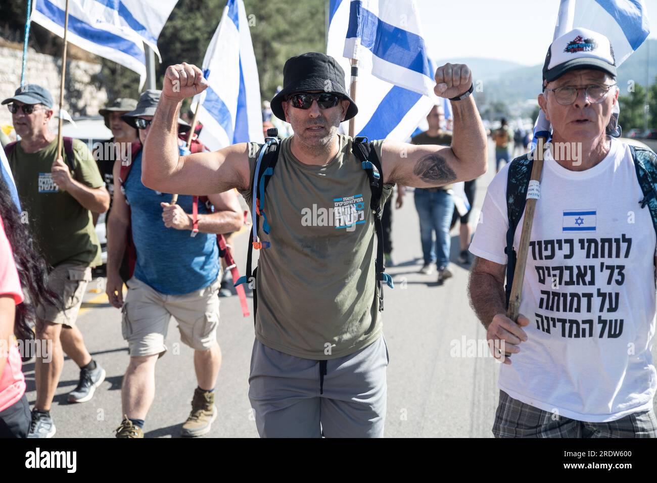 Israel. 22. Juli 2023. Ein Demonstrant erhebt seine Hand, während er nach Jerusalem marschiert und einen 4-Tage-marsch beendet, der in Tel Aviv begann, um gegen die derzeit laufenden Gesetzesüberarbeitungen zu demonstrieren. Jerusalem, Israel. Juli 22. 2023. (Matan Golan/Sipa USA). Kredit: SIPA USA/Alamy Live News Stockfoto