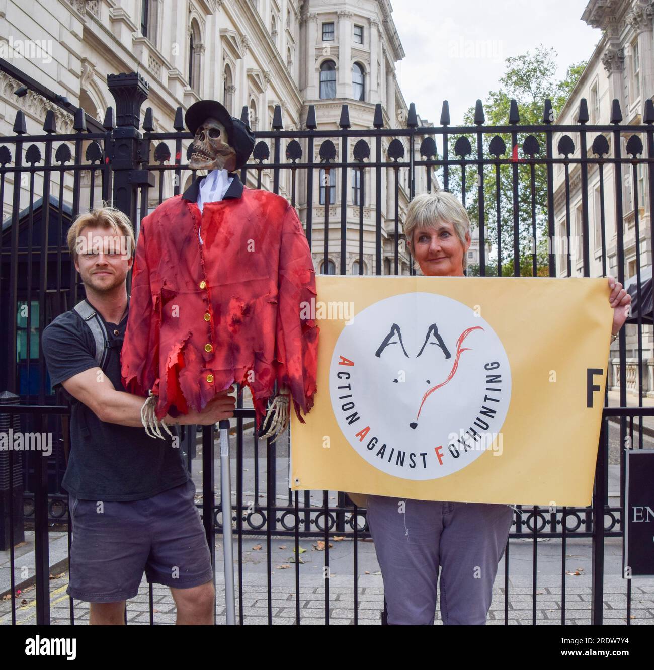 London, Großbritannien. 23. Juli 2023 Demonstranten außerhalb der Downing Street. Jagdsaboteure und Tierschützer marschierten durch das Zentrum Londons zur Downing Street und forderten, dass das Fuchsjagdverbot durchgesetzt wird. Obwohl die Jagd mit Hunden illegal ist, betreiben Jagdgruppen immer noch die sogenannte Trailjagd, die Aktivisten als Vorwand für die tatsächliche Fuchsjagd bezeichnen. Kredit: Vuk Valcic/Alamy Live News Stockfoto