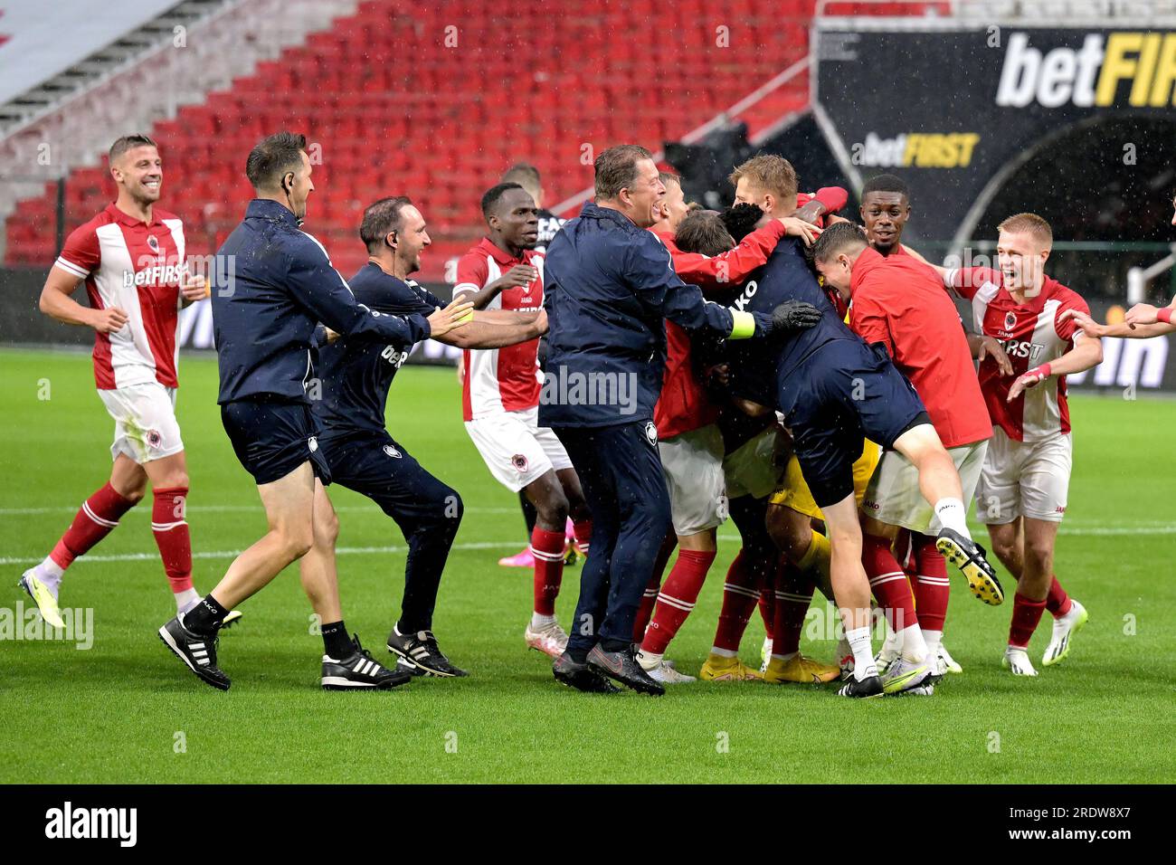 ANTWERPEN - Spieler und Trainer auf der Meisterschaftsskala Belgiens: Faris Haroun, Jean Butez, Ritchie de Laet, Bjorn Engels, Birger Verstraete, Gyrano Kerk, Alhassan Yusuf, Michel Ange Balikwisha, Abnor Muja, Calvin Stengs, Pieter Gerkens, Abderahmane Soussi, Vincent Janssen, Koji Miyoshi, Sam Vines, Gaston Avila, Toby Alderweireld, Jurgen E kkelenkamp, Ortwin de Wolf, Mandela Keita, Christopher Scott, Zeno van den Bosch, Jelle Bataille, Faris Haoun, Noa David Wyns vom Royal Antwerpen FC, Mailand Smits vom Royal Antwerpen FC, Arthur Vermeeren vom Royal Antwerpen FC, Laurit Krasniqi, William Pacho, Stockfoto