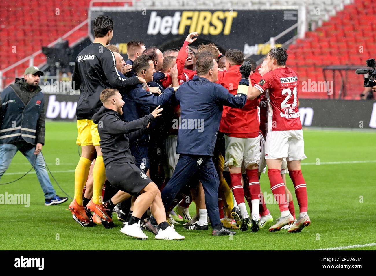 ANTWERPEN - Spieler und Trainer auf der Meisterschaftsskala Belgiens: Faris Haroun, Jean Butez, Ritchie de Laet, Bjorn Engels, Birger Verstraete, Gyrano Kerk, Alhassan Yusuf, Michel Ange Balikwisha, Abnor Muja, Calvin Stengs, Pieter Gerkens, Abderahmane Soussi, Vincent Janssen, Koji Miyoshi, Sam Vines, Gaston Avila, Toby Alderweireld, Jurgen E kkelenkamp, Ortwin de Wolf, Mandela Keita, Christopher Scott, Zeno van den Bosch, Jelle Bataille, Faris Haoun, Noa David Wyns vom Royal Antwerpen FC, Mailand Smits vom Royal Antwerpen FC, Arthur Vermeeren vom Royal Antwerpen FC, Laurit Krasniqi, William Pacho, Stockfoto