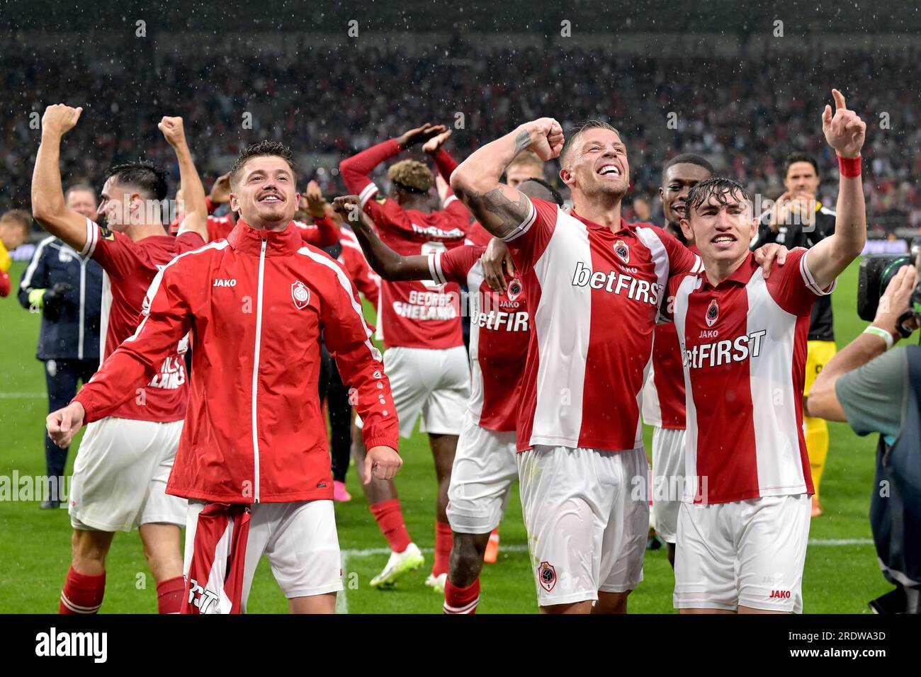 ANTWERPEN - Spieler und Trainer auf der Meisterschaftsskala Belgiens: Faris Haroun, Jean Butez, Ritchie de Laet, Bjorn Engels, Birger Verstraete, Gyrano Kerk, Alhassan Yusuf, Michel Ange Balikwisha, Abnor Muja, Calvin Stengs, Pieter Gerkens, Abderahmane Soussi, Vincent Janssen, Koji Miyoshi, Sam Vines, Gaston Avila, Toby Alderweireld, Jurgen E kkelenkamp, Ortwin de Wolf, Mandela Keita, Christopher Scott, Zeno van den Bosch, Jelle Bataille, Faris Haoun, Noa David Wyns vom Royal Antwerpen FC, Mailand Smits vom Royal Antwerpen FC, Arthur Vermeeren vom Royal Antwerpen FC, Laurit Krasniqi, William Pacho, Stockfoto