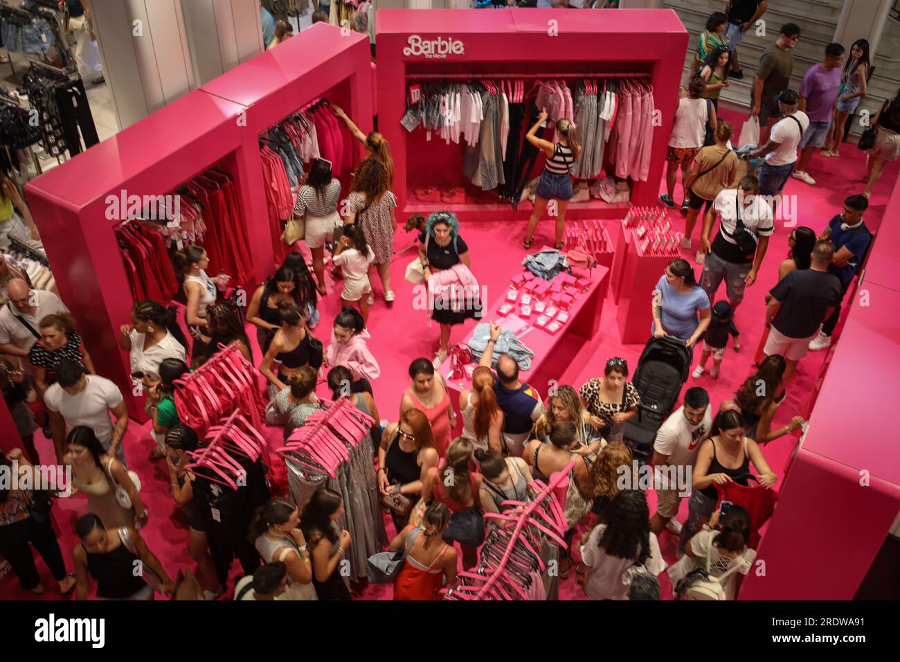 Madrid, Spanien. 22. Juli 2023. Teil der Dekoration eines Zara-Stores in der Gran Via Street in Madrid mit einer Barbie Werbekampagne für die Premiere eines neuen Films der weltberühmten Puppe. (Credit Image: © David Canales/SOPA Images via ZUMA Press Wire) NUR ZUR REDAKTIONELLEN VERWENDUNG! Nicht für den kommerziellen GEBRAUCH! Stockfoto