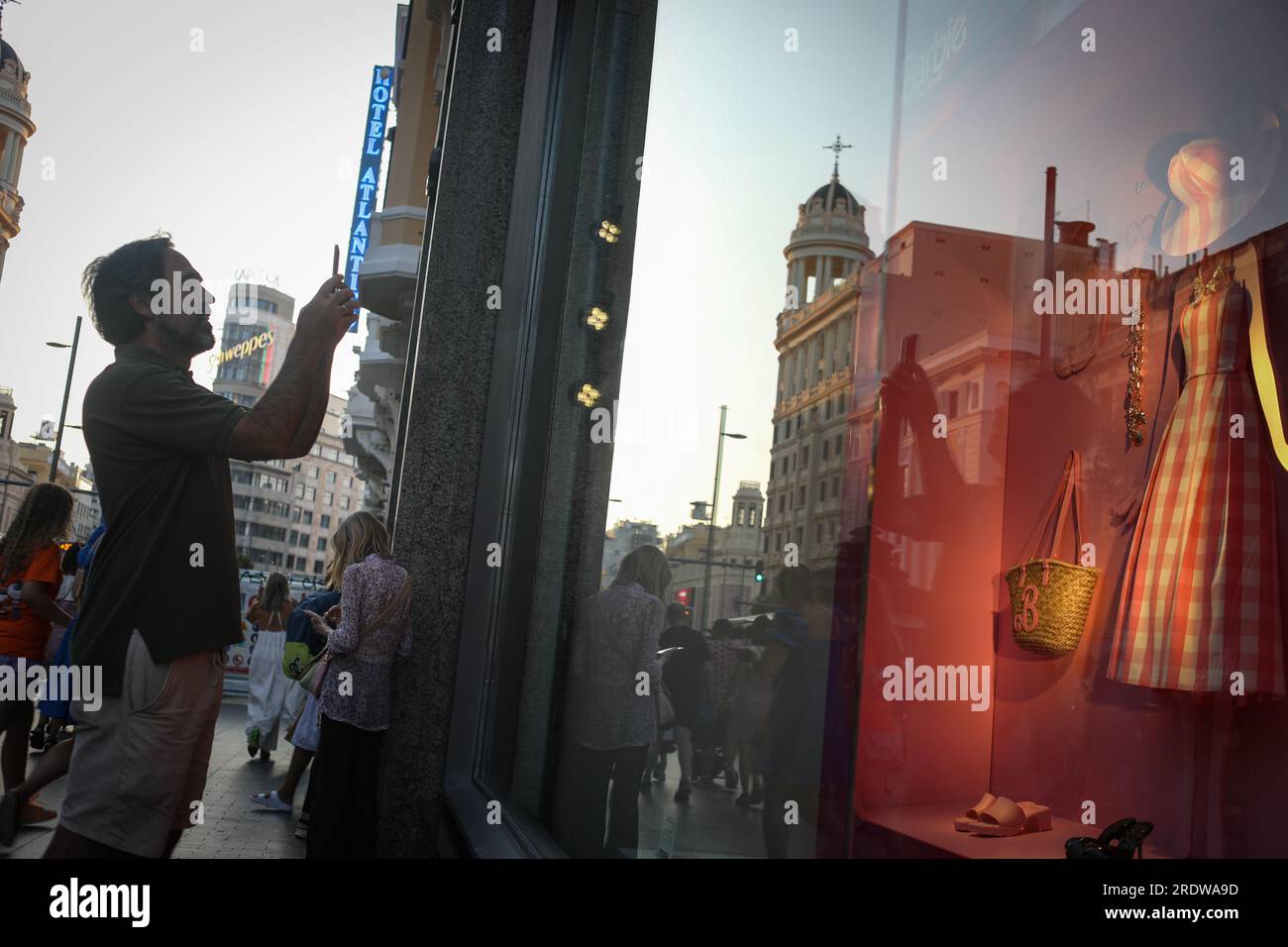 Madrid, Spanien. 22. Juli 2023. Ein Mann fotografiert mit einer Barbie Werbekampagne für die Premiere eines neuen Films der weltberühmten Puppe die Dekoration des Fensters eines Zara-Stores in der Gran Via Street in Madrid. (Credit Image: © David Canales/SOPA Images via ZUMA Press Wire) NUR ZUR REDAKTIONELLEN VERWENDUNG! Nicht für den kommerziellen GEBRAUCH! Stockfoto