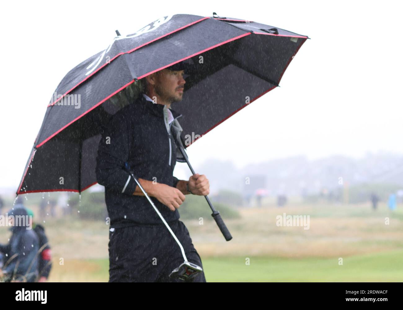 Hoylake, Großbritannien. 23. Juli 2023. American Brian Harman schützt sich am vierten Tag vor Regen bei der 151. Open Championship im Royal Liverpool Golf Club in Hoylake, England, am Sonntag, den 23. Juli 2023. Foto: Hugo Philpott/UPI Credit: UPI/Alamy Live News Stockfoto