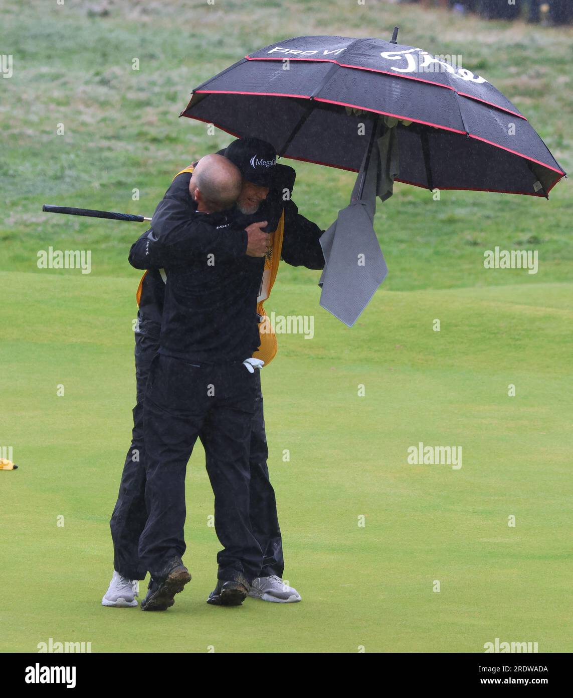 Hoylake, Großbritannien. 23. Juli 2023. American Brian Harman begrüßt seinen Caddy, nachdem er am Sonntag, den 23. Juli 2023, die Open Championship 151. im Royal Liverpool Golf Club in Hoylake, England, gewonnen hat. Harman gewann mit dreizehn Punkten unter dem Par. Foto: Hugo Philpott/UPI Credit: UPI/Alamy Live News Stockfoto