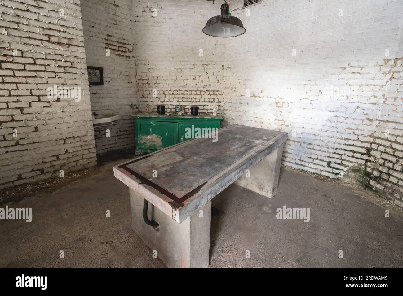 Alte verlassene Leichenhalle irgendwo in Belgien. Stockfoto