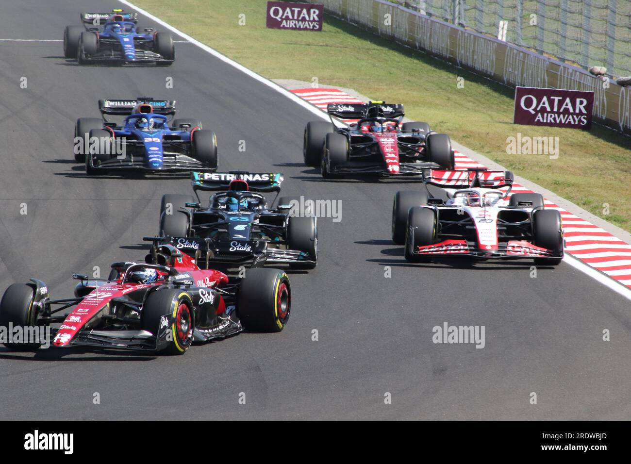 MOGYOROD, BUDAPEST, Ungarn. 23. Juli 2023. Nr. 77, Valtteri BOTTAS, FIN, Alfa Romeo Racing F1 Team, C43, F065 Lok, Nr. 63, George RUSSEL, GBR, Mercedes AMG F1 Team, Mercedes-AMG F1 W14 E Performance, 20, Kevin MAGNUSSEN, DEN, Haas F1 Team, VF-23, F065-Motor, Formel-1-Rennen, Grand Prix F1 - Formel 1 Ungarn - Formel 1 - 23. JULY2023 Uhr Hungaroring, - Honorarpflichtiges Foto, gebührenpflichtiges Bild, Copyright © THILL Arthur/ATPimages (THILL Arthur/ATP/SPP) Guthaben: SPP Sport Press Photo. Alamy Live News Stockfoto