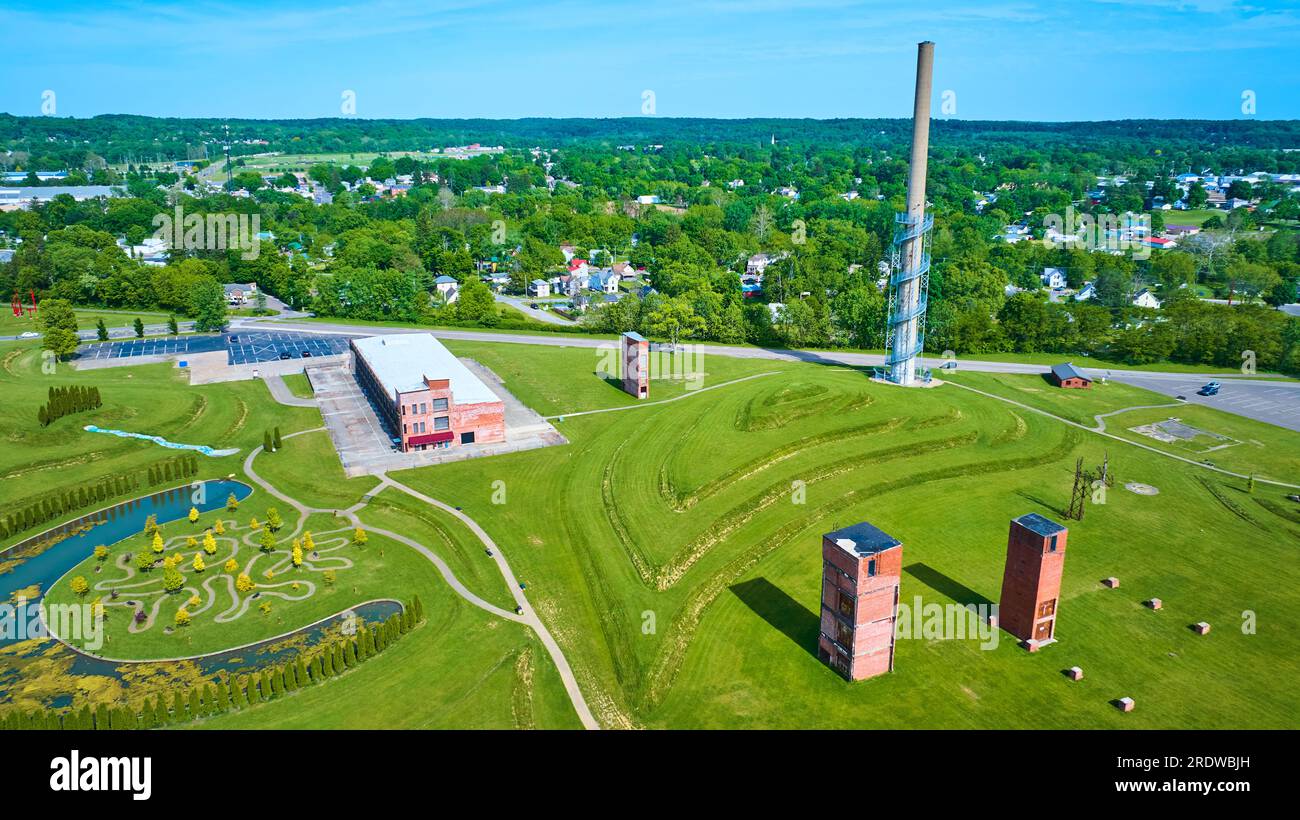 Verlassene Lastenaufzüge und Turm in der Nähe des Baumwegs im Ariel Foundation Park Stockfoto