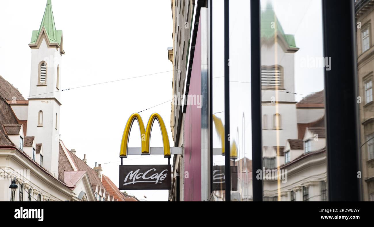 McDonalds Logo in der Altstadt der europäischen Stadt Wien. 18. Mai 2023, Österreich, Wien Stockfoto