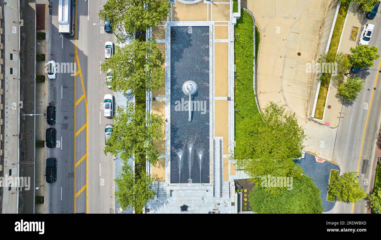Großer Springbrunnen mit drei Düsen nach unten gerichtete Drohnenschüsse Stockfoto