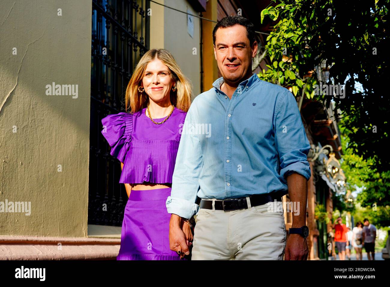 The president of the Andalusian PP and the Junta, Juanma Moreno, with his wife, arriving at the headquarters of PP-A in San Fernando Street on July 23, 2023. JULY 23;2023 Eduardo Briones / Europa Press 07/23/2023 (Europa Press via AP) Stockfoto