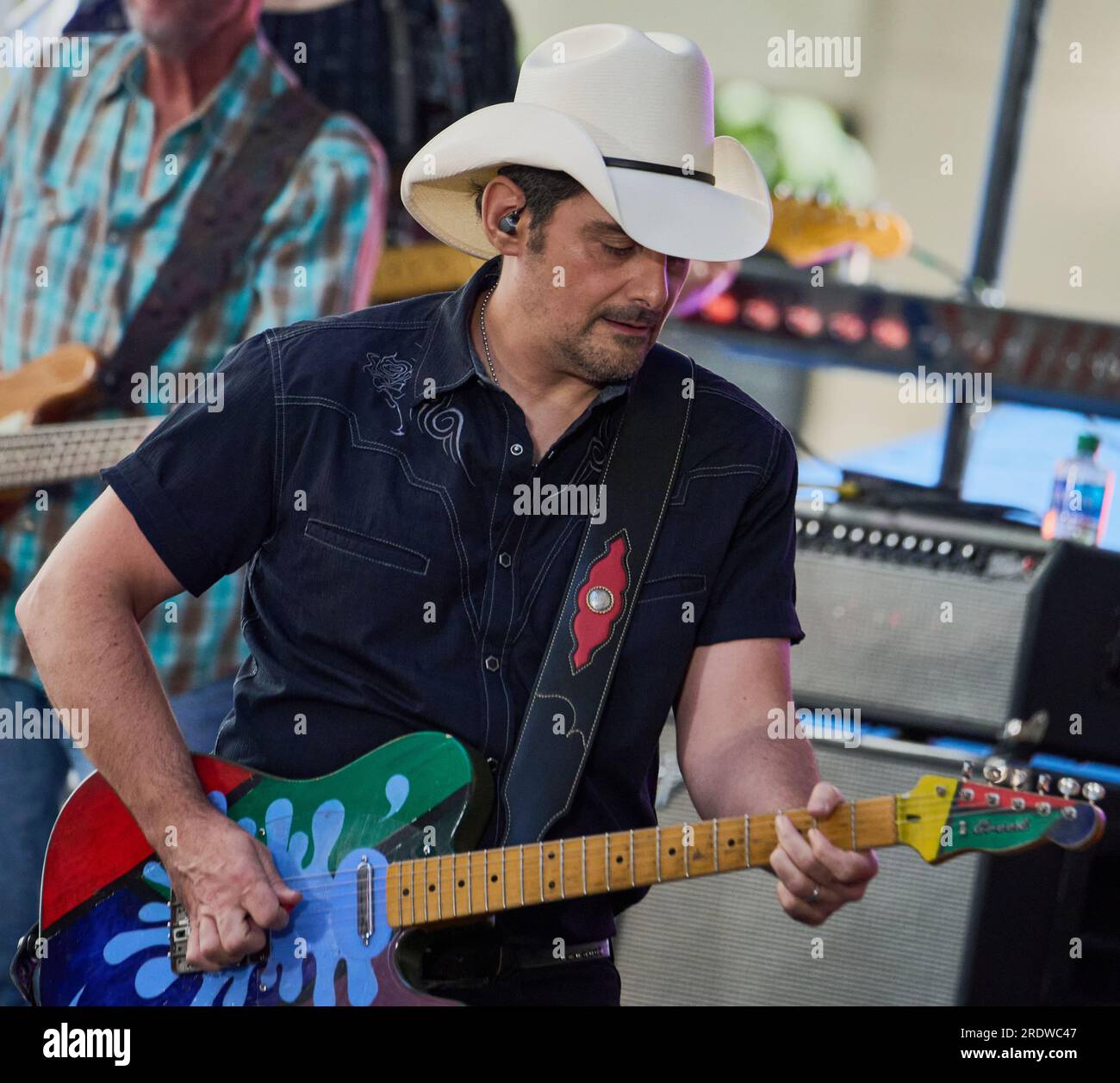 NEW YORK, NY, USA - 14. JULI 2023: Brad Paisley tritt in der NBC „Today“ Show Concert Series auf der Rockefeller Plaza auf. Stockfoto