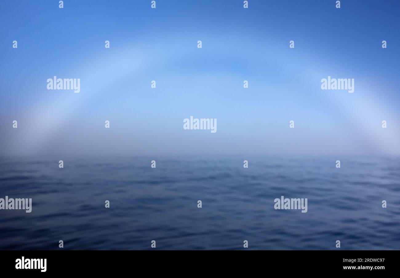 Nebel über dem Arktischen Ozean nahe Nordkap in Nordnorwegen am Spätsommertag im August 2022. Stockfoto