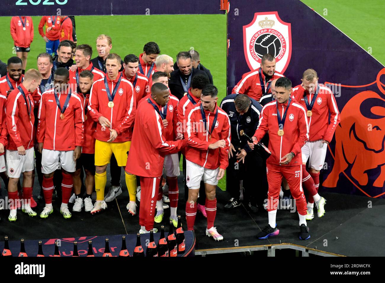 ANTWERPEN - Spieler und Trainer auf der Meisterschaftsskala Belgiens: Faris Haroun, Jean Butez, Ritchie de Laet, Bjorn Engels, Birger Verstraete, Gyrano Kerk, Alhassan Yusuf, Michel Ange Balikwisha, Abnor Muja, Calvin Stengs, Pieter Gerkens, Abderahmane Soussi, Vincent Janssen, Koji Miyoshi, Sam Vines, Gaston Avila, Toby Alderweireld, Jurgen E kkelenkamp, Ortwin de Wolf, Mandela Keita, Christopher Scott, Zeno van den Bosch, Jelle Bataille, Faris Haoun, Noa David Wyns vom Royal Antwerpen FC, Mailand Smits vom Royal Antwerpen FC, Arthur Vermeeren vom Royal Antwerpen FC, Laurit Krasniqi, William Pacho, Stockfoto