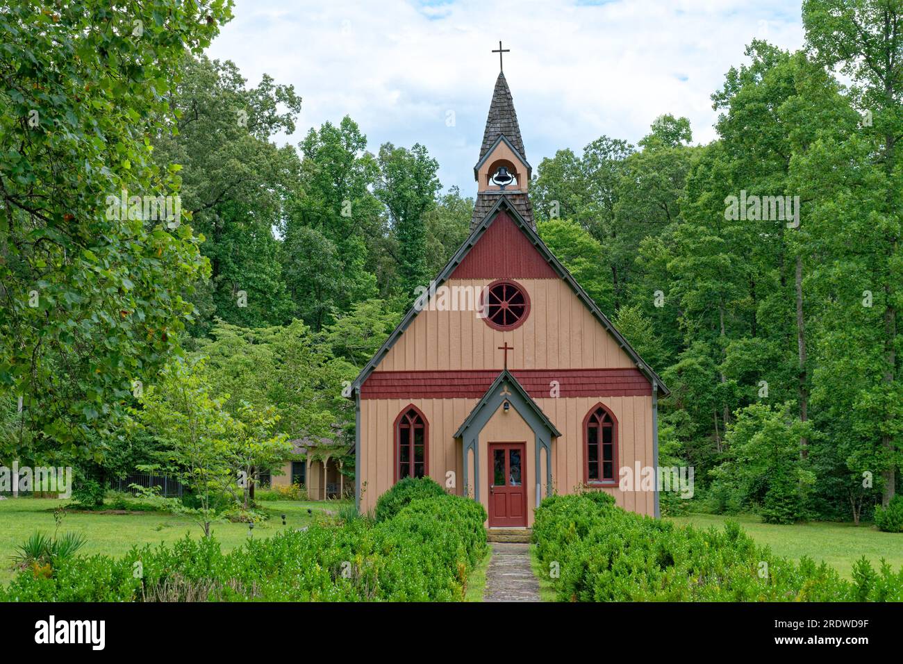 Historische Kirche mit einer wunderschönen Landschaft in den Bergen im Rugby Tennessee im Sommer Stockfoto