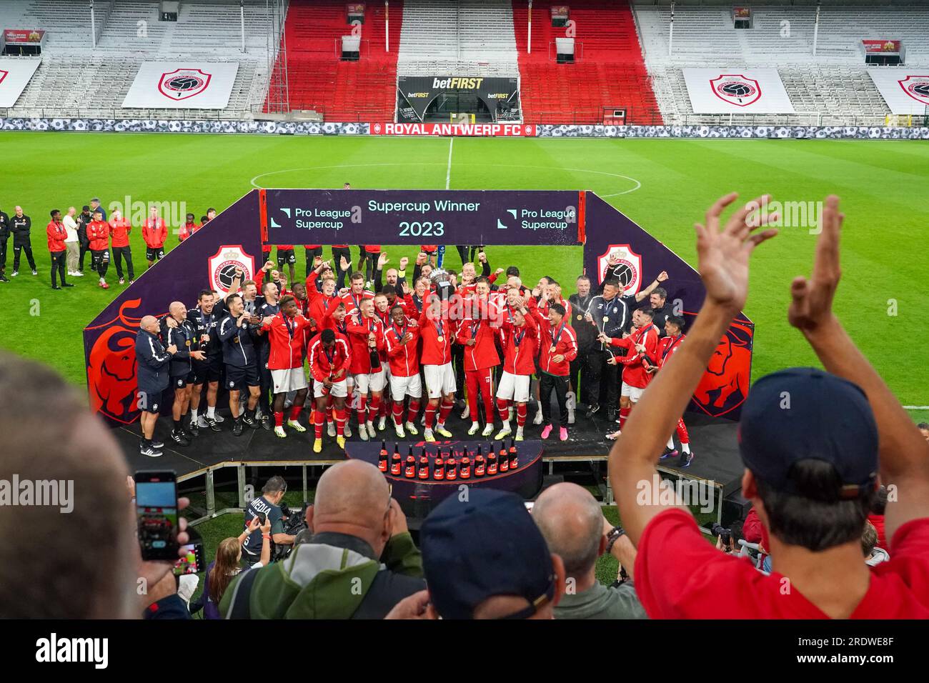 ANTWERPEN, BELGIEN - JULI 23: Jean Butez vom Royal Antwerpen FC, Ritchie De Laet vom Royal Antwerpen FC, Gyrano Kerk vom Royal Antwerpen FC, Alhassan Yusuf vom Royal Antwerpen FC, Michel Ange Balikwisha vom Royal Antwerpen FC, Arbnor Muja vom Royal Antwerp FC, Jacob Ondrejka vom Royal Antwerpen FC Gaston Avila vom Royal Antwerp FC, Toby Alderweireld vom Royal Antwerp FC, Arthur Vermeeren vom Royal Antwerp FC, Senne Lammens vom Royal Antwerp FC, George vom Royal Antwerp FC, Samuel Vines vom Royal Antwerp FC, Christopher Scott vom Royal Antwerp FC, Zeno van den Bosch vom Royal Antwerp FC, Anthony Valencia von Royal Antwer Stockfoto