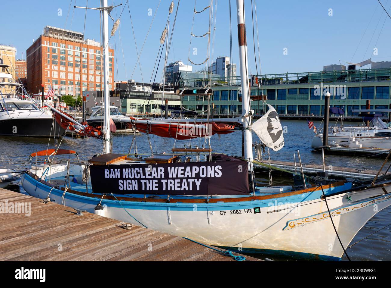 Die Goldene Regel, ein historisches Anti-Atomfriedensboot, das in New York City vor Anker liegt. Das Segelboot wurde von Veterans for Peace in [weitere Informationen] umgebaut Stockfoto