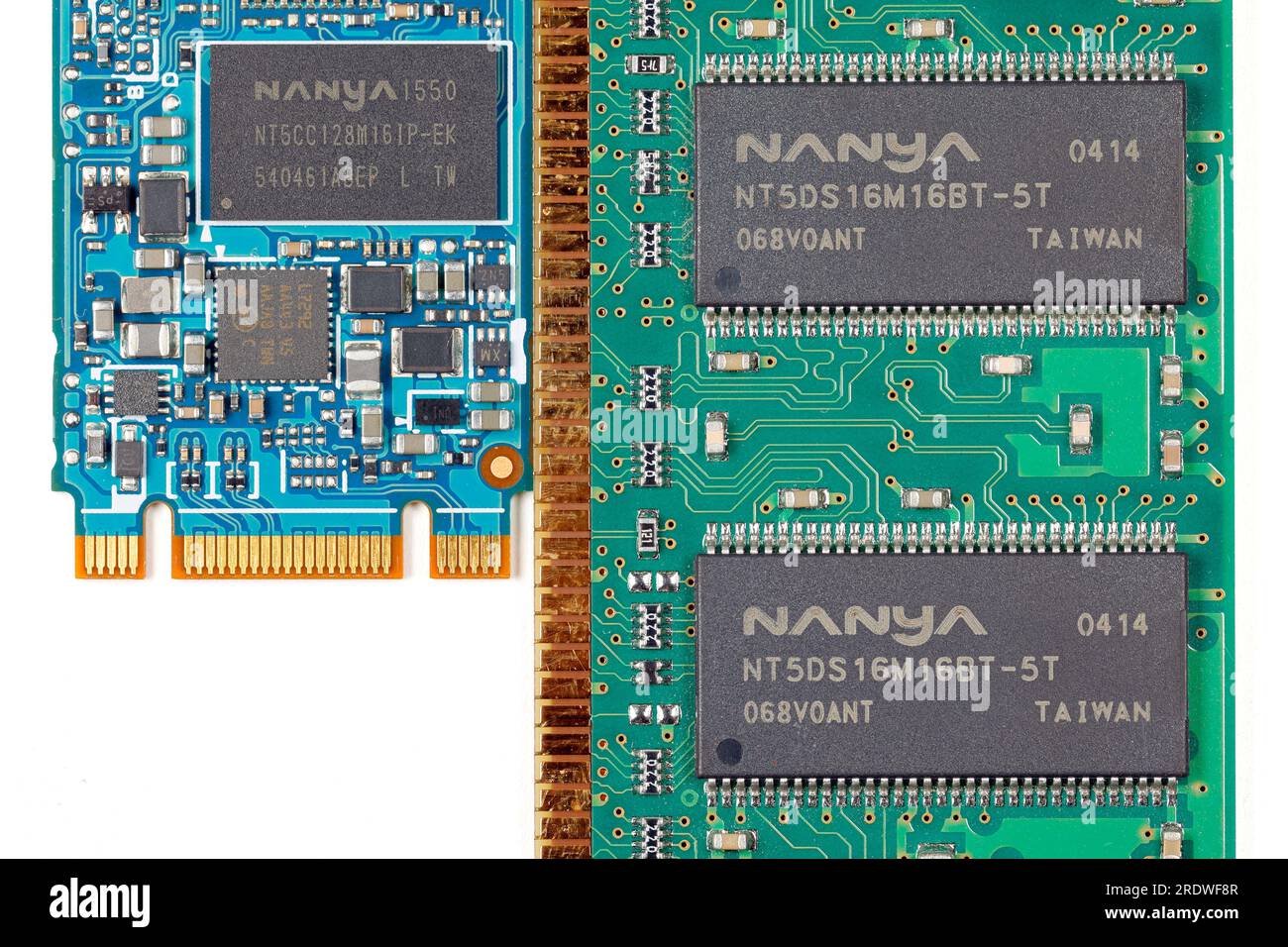 Eine Auswahl an DRAM-Speicherchips von Nanya Technology, einem taiwanesischen Halbleiterunternehmen, auf weißem Hintergrund Stockfoto
