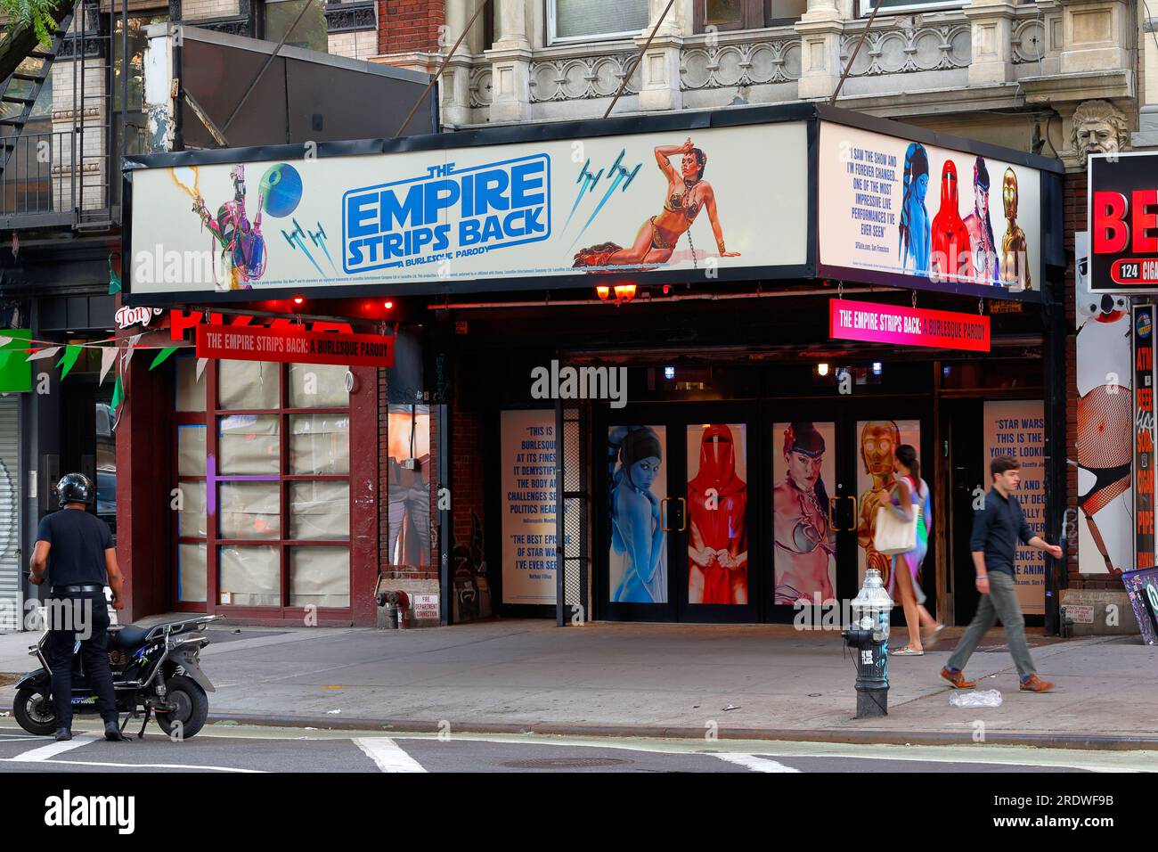 Leute, die an der Show „The Empire Strips Back“ im Orpheum Theater, 126 2. Ave, New York in Manhattans East Village Viertel vorbeilaufen. Stockfoto