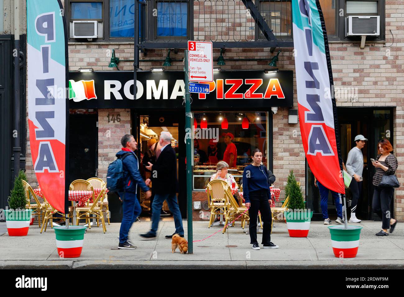 Urbanes Leben, vor einem Pizzaladen in Manhattan, New York City. Stockfoto