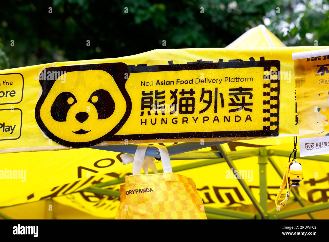 Beschilderung für Hungry Panda 熊貓外賣 Lieferplattform für asiatische Speisen Stockfoto
