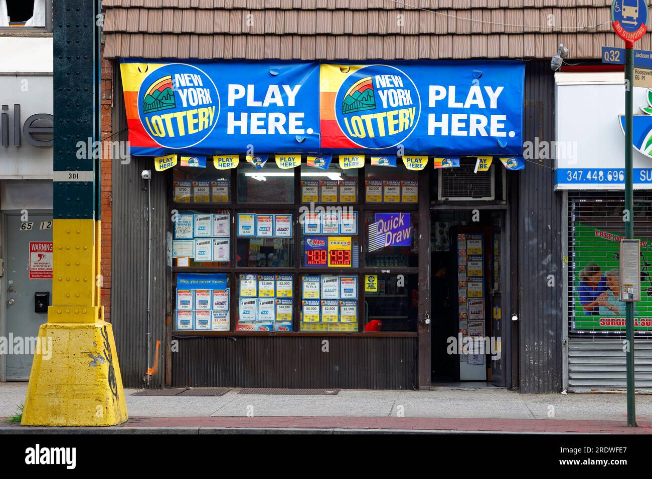 Ein New York State Lottery Einzelhändler, 65-10 Roosevelt Ave, Queens, New York, im Woodside Viertel. Stockfoto