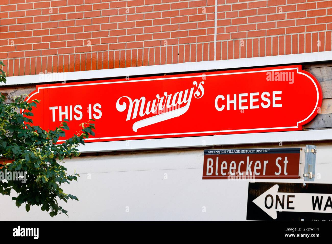 Beschilderung für Murray's Cheese, ein Gourmetkäseladen in der 254 Bleecker Street, New York. Stockfoto